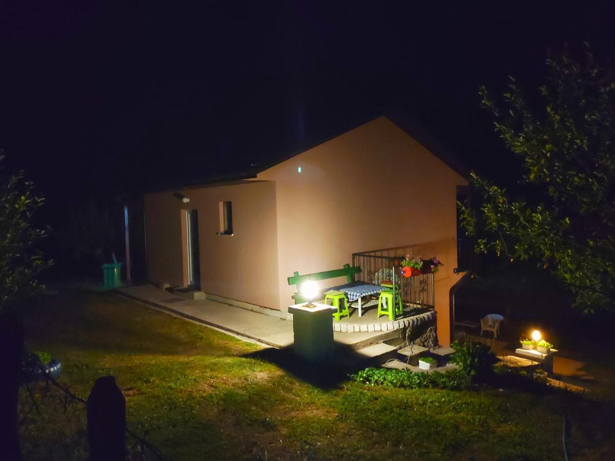 Privatni Smjestaj "Mratinje" Guest House Плужине Екстериор снимка