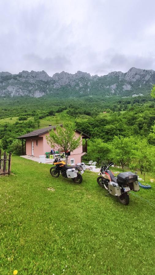 Privatni Smjestaj "Mratinje" Guest House Плужине Екстериор снимка